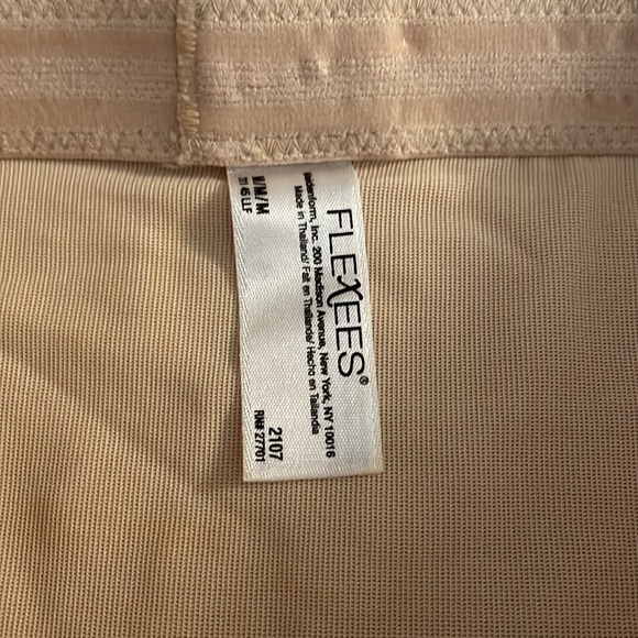 NWOT Flexees hi waist boy short leg size medium. Soft fabric. Skin tone colour. - Picture 4 of 7
